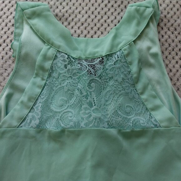 By & By Green Sleeveless Blouse Ruffle Front Women's Size L - Picture 3 of 10